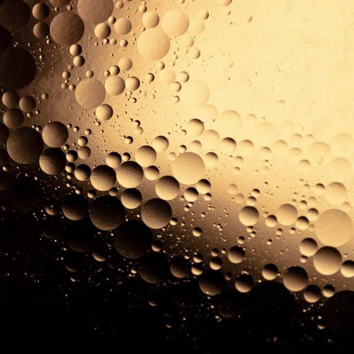 Gotas de aceite dorado