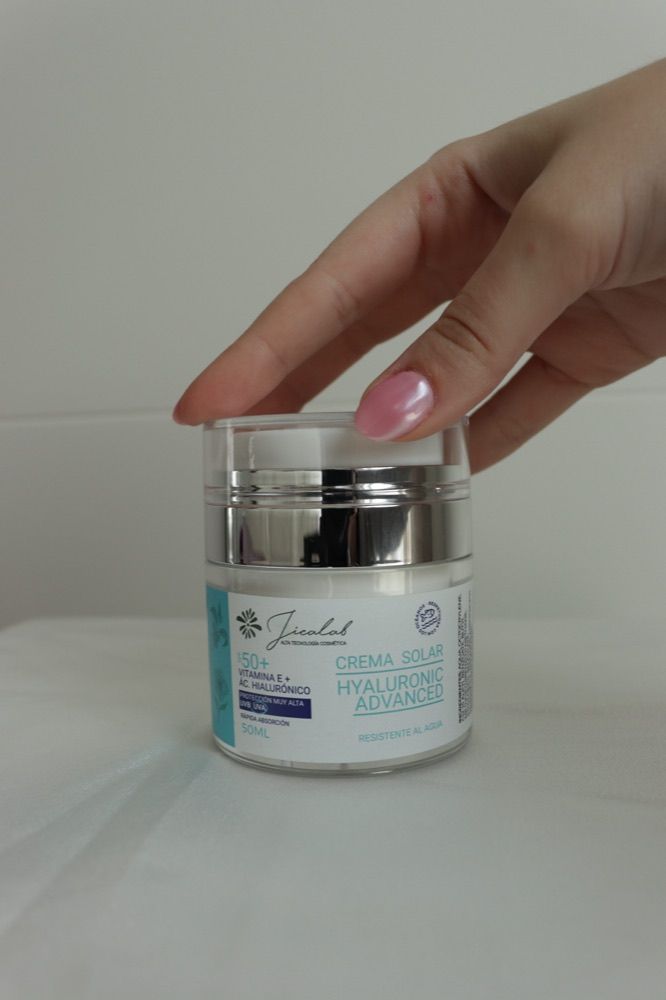 Mano sobre el tarro de la crema solar Hyaluronic Advanced SPF50+ de JICALAB