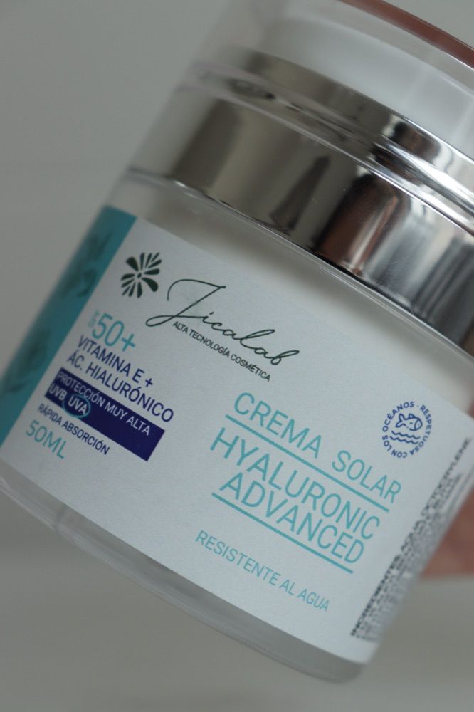 Crema solar facial Hyaluronic Advanced SPF50+ de JICALAB sostenida en la mano