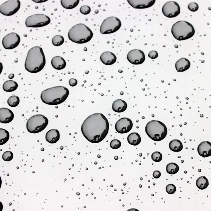 Gotas de agua sobre fondo blanco