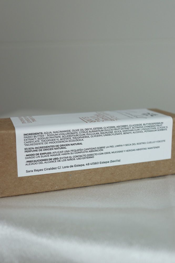 Reverso del estuche del Radiant Vita-C Elixir de JICALAB con los ingredientes