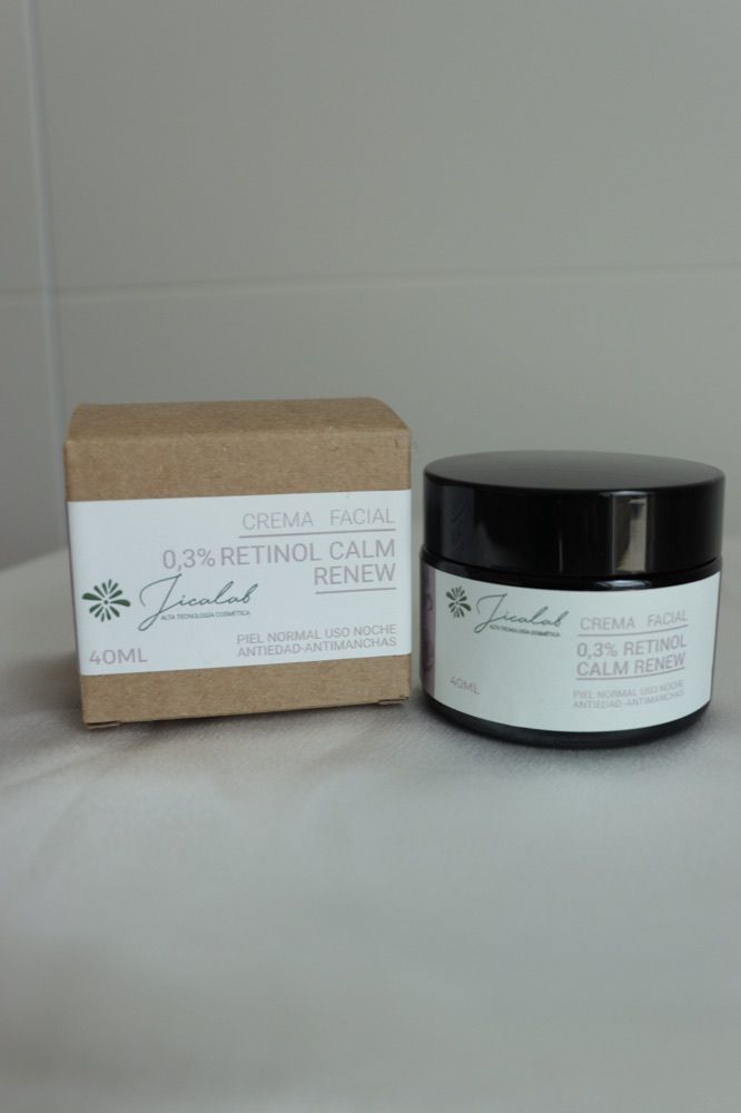 Crema facial 0,3% Retinol Calm Renew de JICALAB junto a su caja de cartón kraft