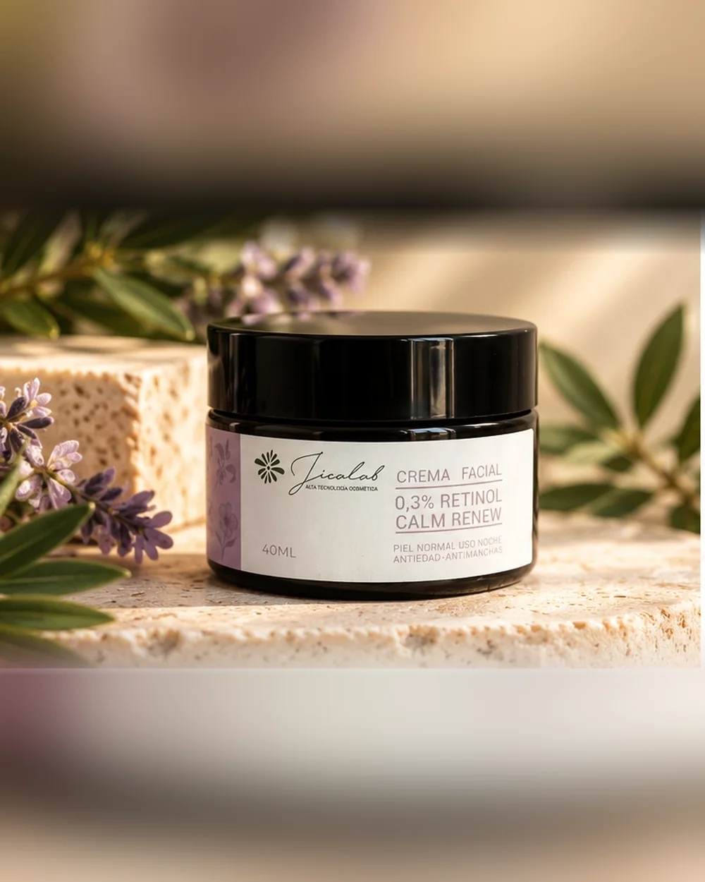 Crema de noche con retinol Retinol Calm Renew de JICALAB sobre piedra natural, entre hojas de olivo