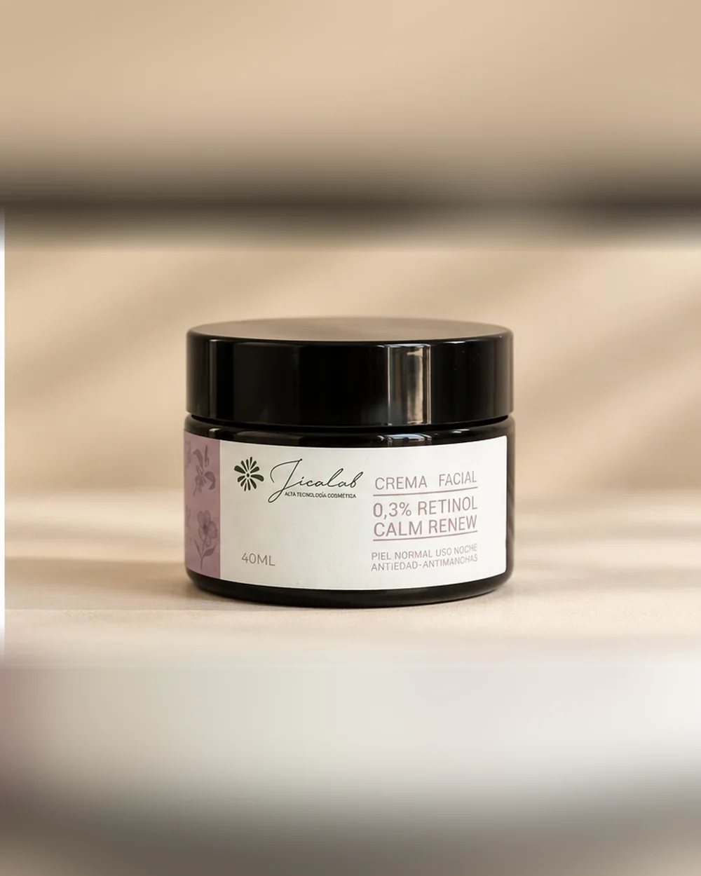 Crema de noche con retinol Retinol Calm Renew de JICALAB de frente, sobre fondo neutro