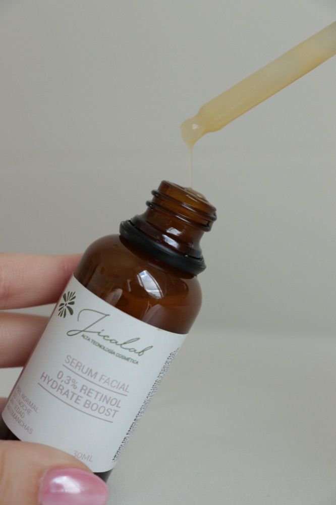 Mano sosteniendo el sérum 0,3% Retinol Hydrate Boost de JICALAB con el cuentagotas