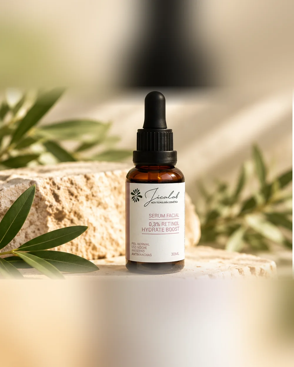 Sérum de noche con retinol Retinol Hydrate Boost de JICALAB sobre piedra natural, entre hojas de olivo