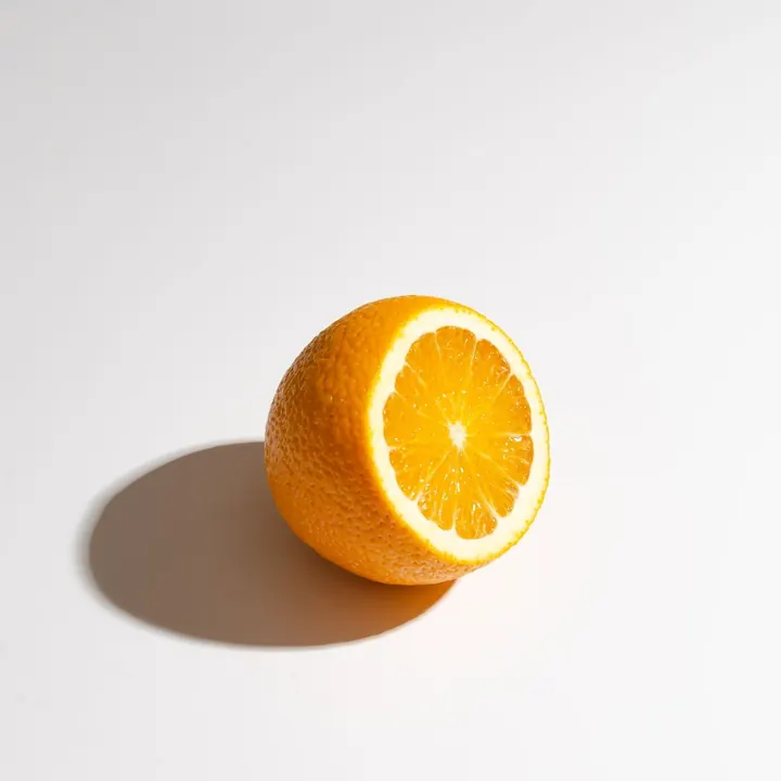 Naranja abierta sobre fondo blanco